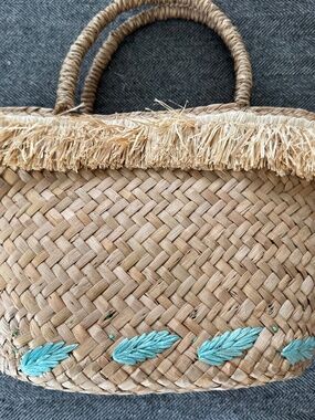 NWT KAYU DESIGN HANDMADE FRINGED STRAW BASKET WITH EMBROIDERY